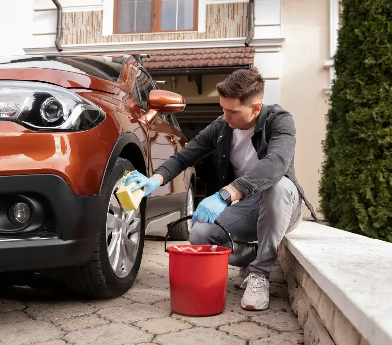Lavage auto à domicile Saumane-de-Vaucluse : professionnel intervenant sur un véhicule